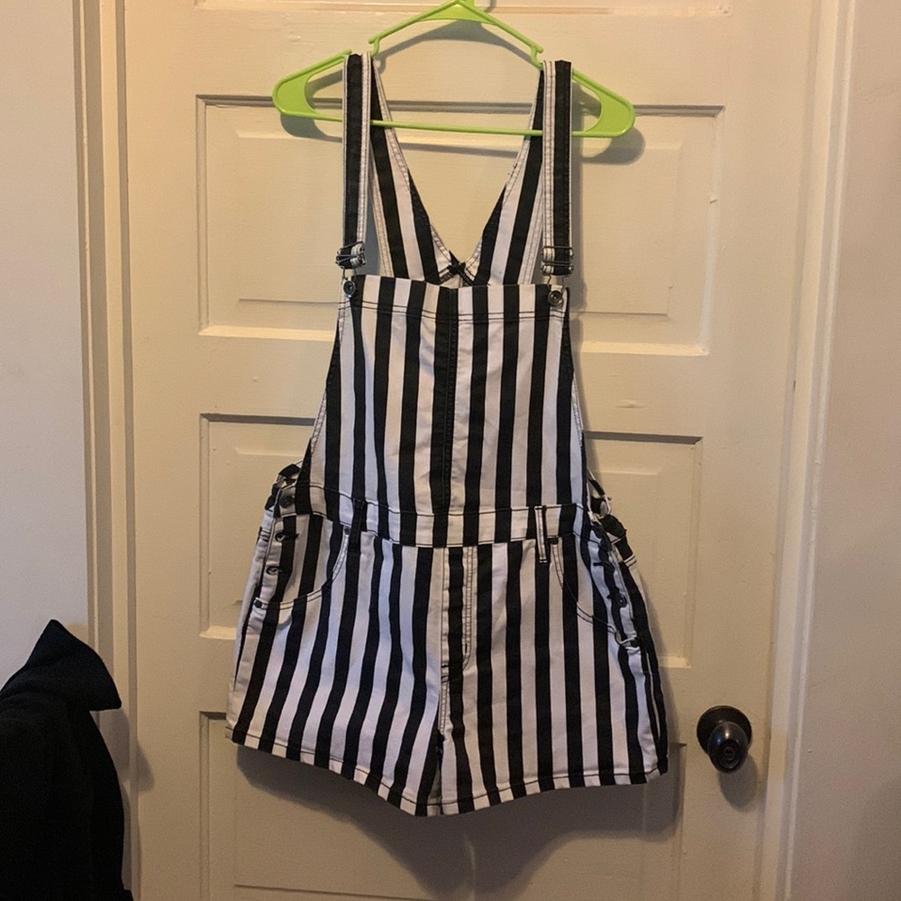 Black heart striped short overalls